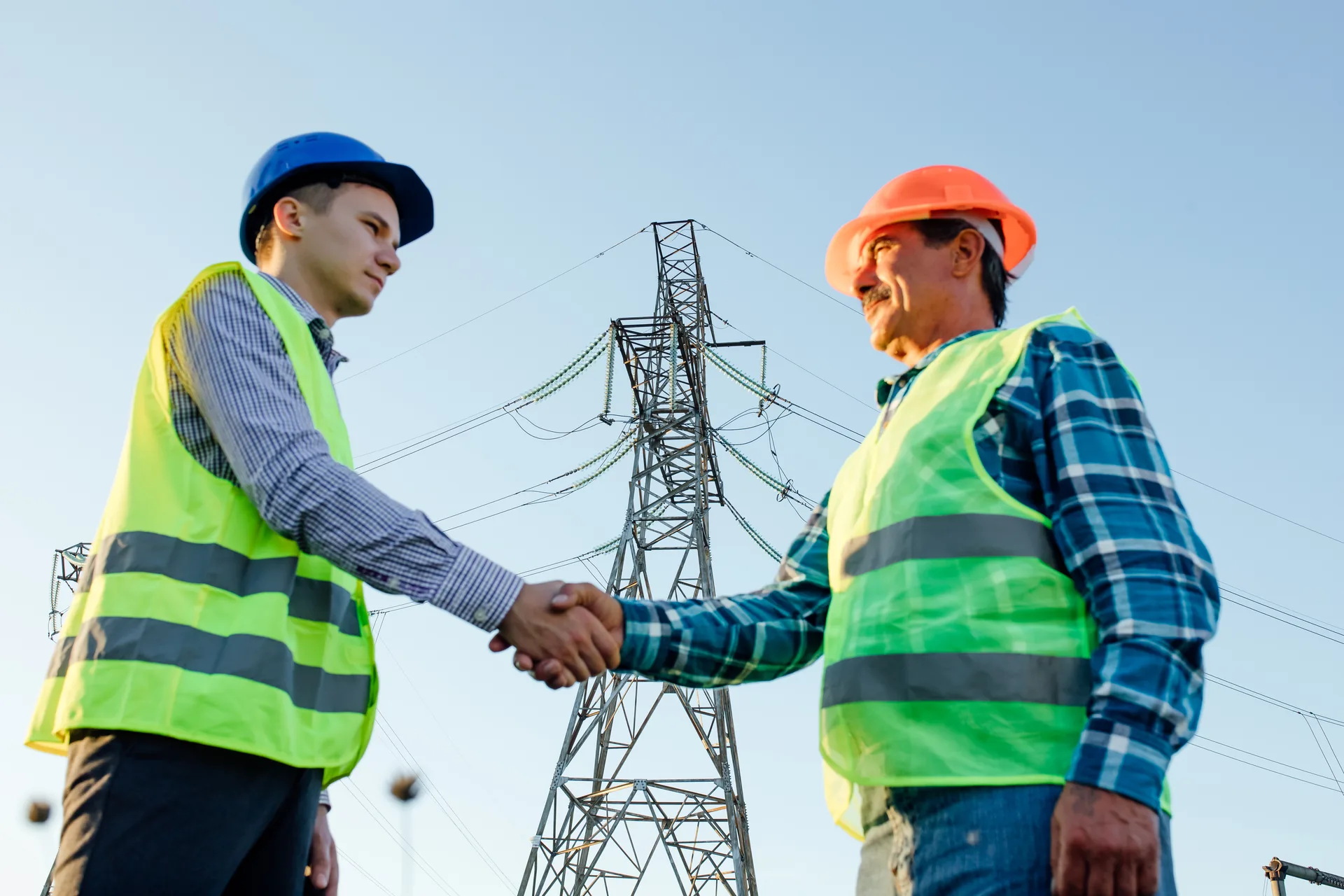 Empresa y contratista eléctrico cerrando un acuerdo