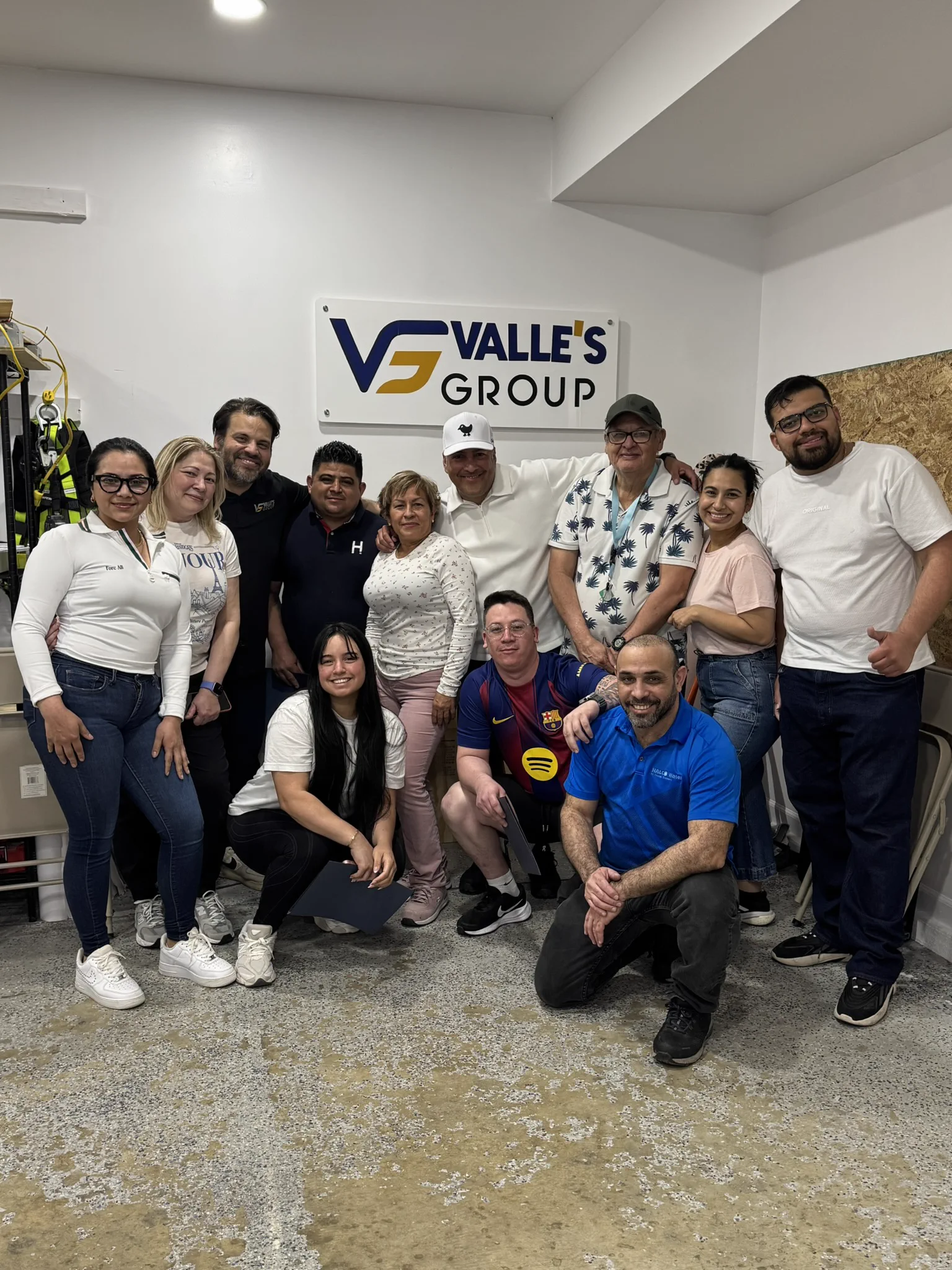 Técnico eléctrico en el taller de Valle's Group