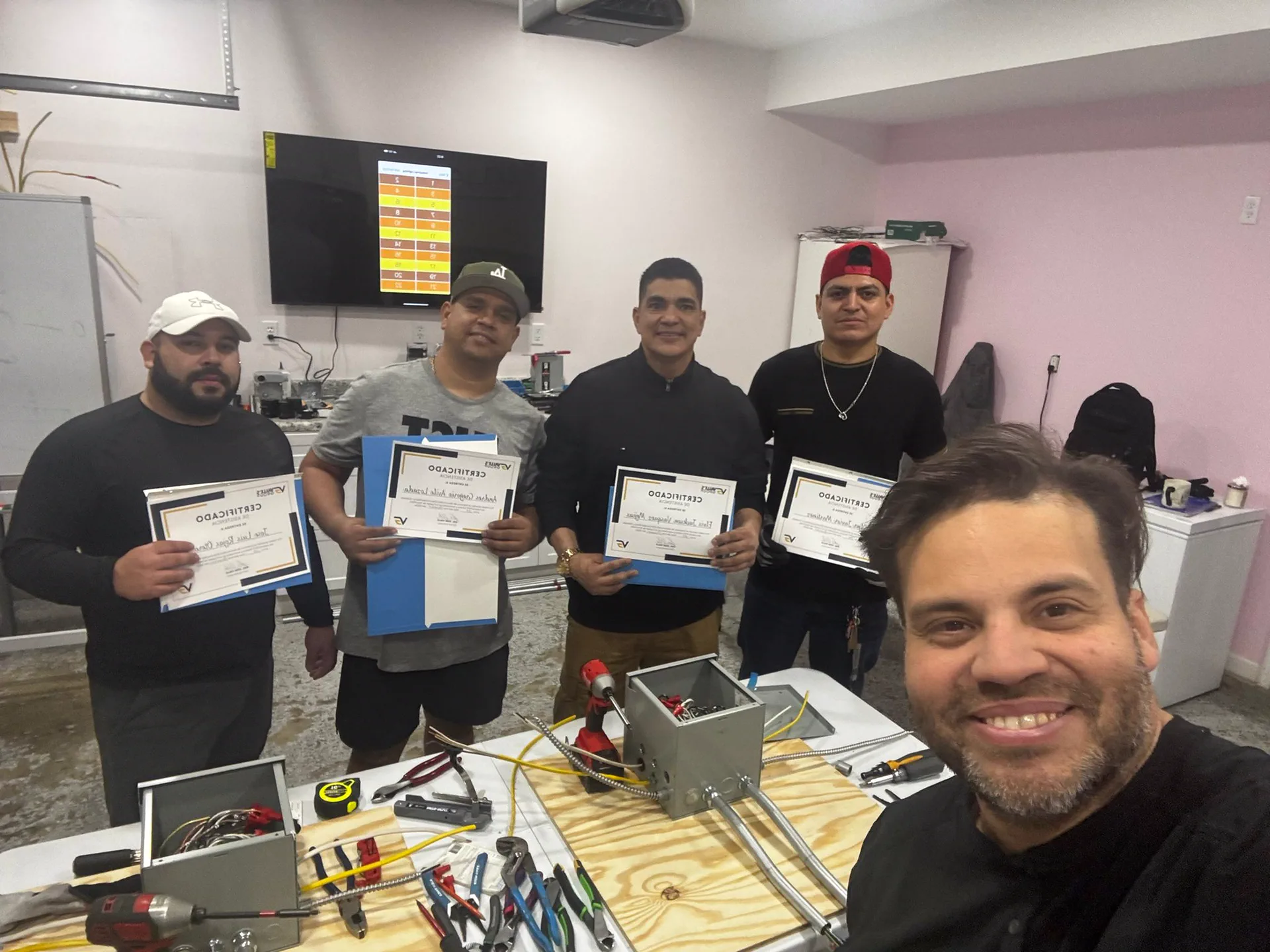 Equipo de trabajo en instalación industrial